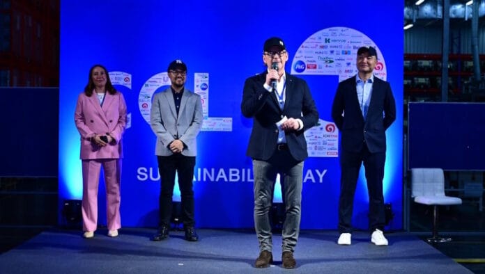 »Sustainability Day Southeast Asia« mit Asahi als Hauptpartner CCL Die Veranstaltung »Sustainability Day Southeast Asia« am 21. Januar 2025 am Hauptsitz von CCL ASEAN in Bangkok/TH brachte Branchenführer, Innovatoren und Markeninhaber aus der ASEAN-Region zusammen, um Ideen und Strategien zur Förderung der Nachhaltigkeit in den Bereichen Verpackung und Druck auszutauschen. Reinhard Streit, Vice President und Managing Director für Food & Beverage bei CCL, eröffnete die Veranstaltung mit einer Begrüßungsrede. Auf der Tagesordnung stand eine Podiumsdiskussion über Thailands Weg im Kunststoffmanagement, gefolgt von interaktiven Sitzungen und Vorführungen modernster nachhaltiger Innovationen. Ronnapop Viraratt, General Manager bei CCL Label Thailand, kommentierte: »Der Hauptzweck dieser Veranstaltung war es, unserem Publikum die vielen Aspekte der Nachhaltigkeit im Verpackungsbereich zu zeigen, vom Etikettenrohstoff bis zum Etikettenapplikator und vom Druckplattenhersteller bis zum Kunststoffflaschenrecycler. Unsere Partner Asahi Kasei und Asahi Photoproducts treibne die Grenzen der Nachhaltigkeit bei der Herstellung von Druckplatten immer wieder auf die Spitze. Wir hoffen, dass das Publikum die Veranstaltung lehrreich und interessant fand, da wir alle einen Beitrag zu unserer Welt leisten.« Ein wichtiges Highlight des Veranstaltungsbeitrags von Asahi Photoproducts war die Präsentation der Ergebnisse einer kürzlich durchgeführten Studie, in der Flexo- und Tiefdruck in Bezug auf die Umweltauswirkungen verglichen wurden. Die Studie zeigte, dass der Flexodruck mit wasserauswaschbaren Platten und wasserbasierten Druckfarben bis zu 35 Mal weniger Kohlenstoffemissionen verursacht als der Tiefdruck mit lösemittelbasierten Druckfarben. Diese signifikante Reduzierung unterstreicht die Umweltvorteile der Flexotechnologie und ihr Potenzial, nachhaltigere Verpackungslösungen zu fördern. Im Verpackungsmarkt in den USA und Europa ist Flexodruck mit einem Marktanteil von 70% in den USA und etwa 50% in Europa weit verbreitet. Trotz dieser Fortschritte ist Tiefdruck in Asien, insbesondere in China, mit einem Marktanteil von mehr als 90% immer noch vorherrschend. Diese Ergebnisse unterstützen Asahis langjähriges Engagement für Nachhaltigkeit durch seine wasserauswaschbaren AWP-Platten mit CleanPrint-Technologie, die den Einsatz von Lösemitteln bei der Plattenherstellung überflüssig machen. Dieser Ansatz entspricht der »Roadmap to Solvent ZERO« von Asahi Kasei, die darauf abzielt, den Einsatz von Lösemitteln bei der Herstellung von Flexodruckplatten zu reduzieren. Da globale Vorschriften und Markeninhaber der Nachhaltigkeit zunehmend Priorität einräumen, bieten die AWP-Platten von Asahi eine bewährte, ökologisch ausgewogene Alternative, die den Übergang der Branche zu einer geringeren Umweltbelastung unterstützt. »Angesichts der steigenden Nachfrage nach umweltfreundlichen Drucklösungen bietet unsere wasserauswaschbare CleanPrint-Technologie einen klaren Weg zu einer deutlich geringeren CO2-Bilanz, ohne Kompromisse bei der Qualität oder Produktivität einzugehen«, sagte Tomohiro Ikawa, Marketing Director von Asahi Kasei. »Unsere Teilnahme am ›Sustainability Day‹ spiegelt unsere Mission wider, nachhaltige Innovationen zu liefern, die den Bedürfnissen unserer Kunden und den gesetzlichen Anforderungen entsprechen.« Die Veranstaltung bot auch wichtige Beiträge von anderen Partnern, darunter Avery Dennison Thailand, Krones Thailand, Envicco und Kurz, die ergänzende Einblicke in nachhaltige Verpackungs- und Recyclinglösungen boten. Den Abschluss des Tages bildete eine Führung durch die hochmodernen Anlagen von CCL, bei der die Teilnehmer Innovationen in der nachhaltigen Produktion aus erster Hand erleben konnten. Die Veranstaltung endete mit einer überzeugenden Abschlussrede von CEO Geoffrey Martin. (Bildquelle: CCL) www.ccllabel.com www.cclind.com www.asahi-photoproducts.com